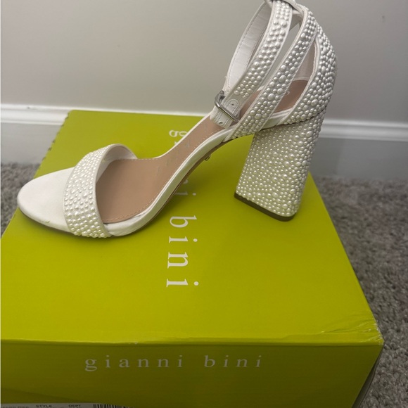 Bridal Pearl Heels – Gianni Bini White Block Heel Sandals Size 7M - Picture 2 of 4
